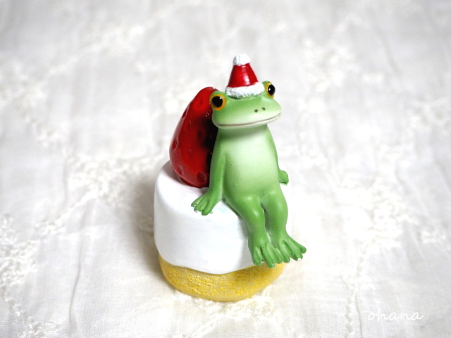 クリスマスケーキに座るカエル