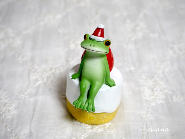 クリスマスケーキに座るカエル