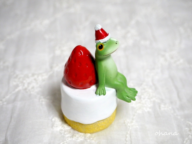 クリスマスケーキに座るカエル