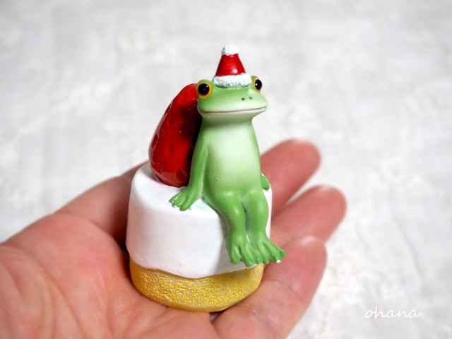 クリスマスケーキに座るカエル