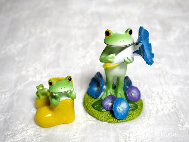 黄色の長靴とカエル