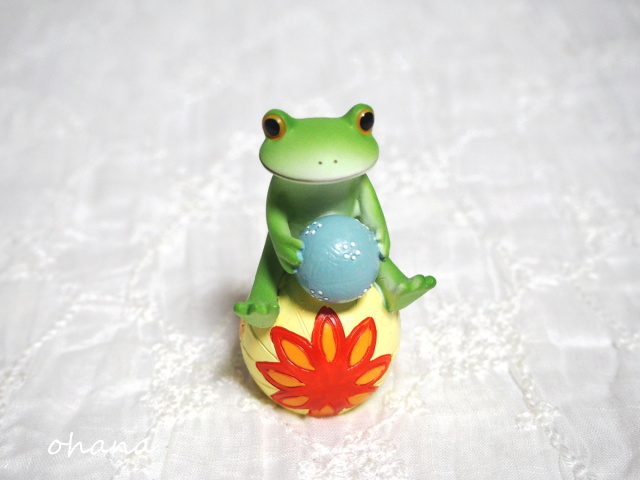 鞠に乗ったカエル