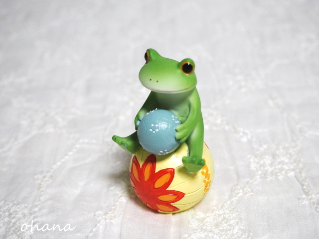 鞠に乗ったカエル