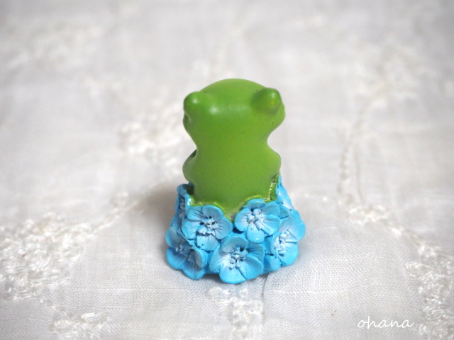 ネモフィラ畑のカエル