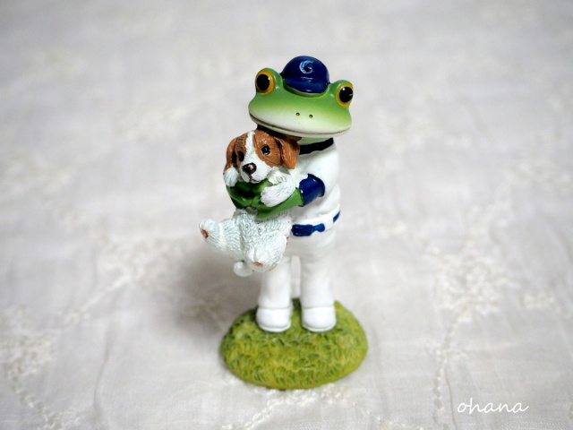 犬を抱っこするカエル選手