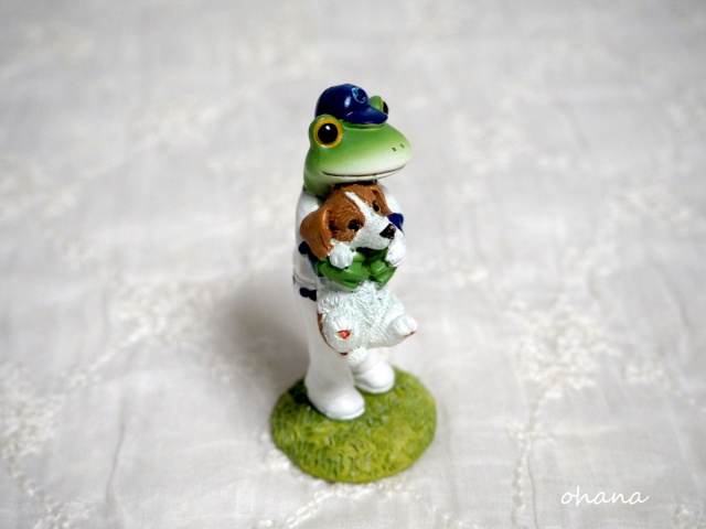 犬を抱っこするカエル選手