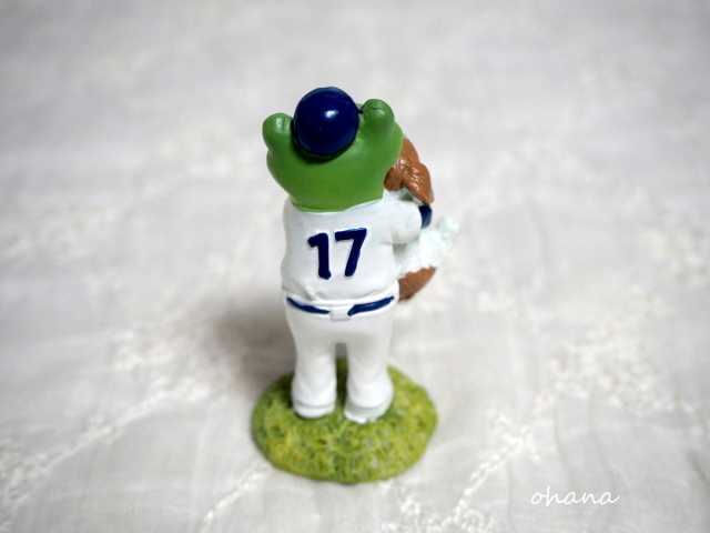 犬を抱っこするカエル選手