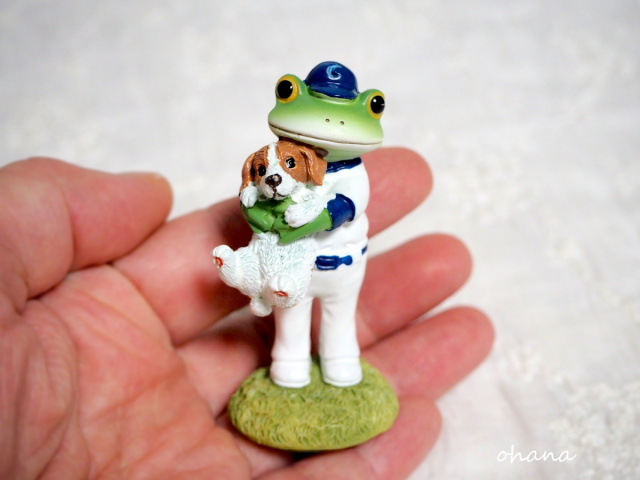 犬を抱っこするカエル選手