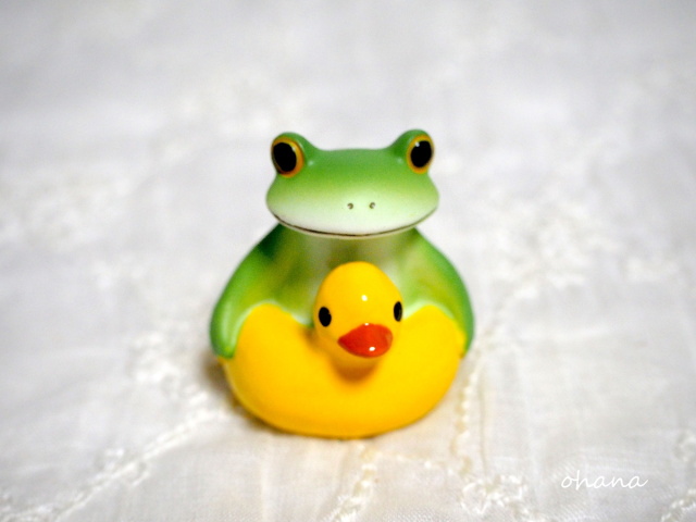 アヒル浮き輪とカエル