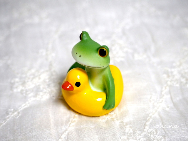 アヒル浮き輪とカエル