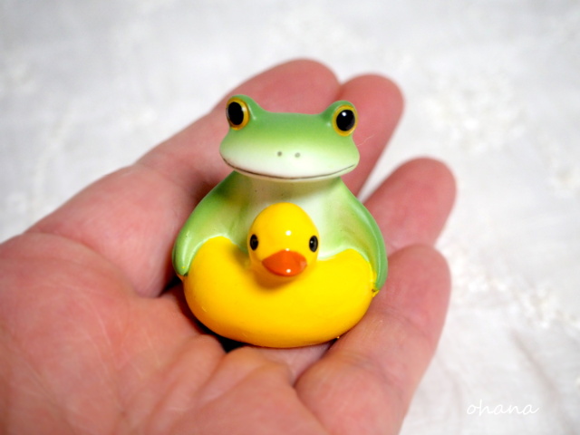 アヒル浮き輪とカエル