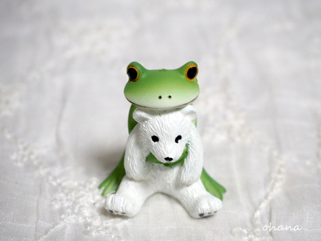 シロクマの赤ちゃんとカエル