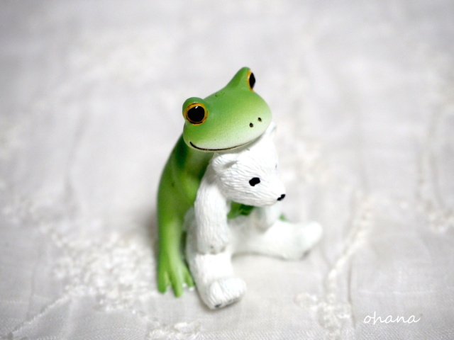 シロクマの赤ちゃんとカエル