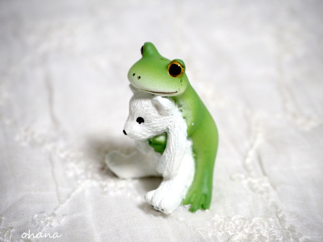 シロクマの赤ちゃんとカエル