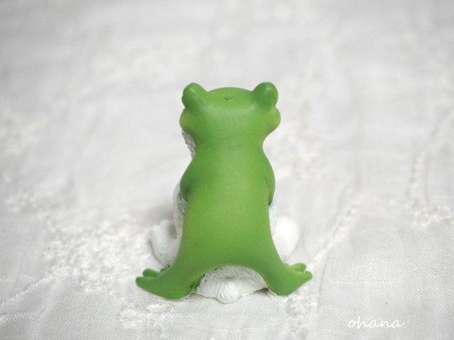 シロクマの赤ちゃんとカエル