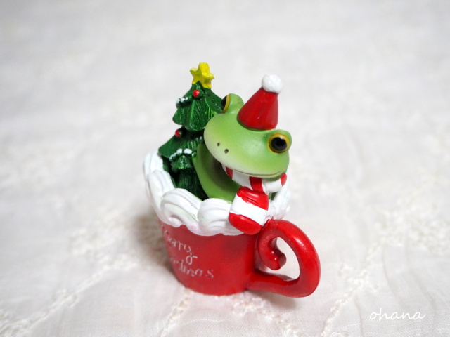 クリスマスカップケーキとカエル