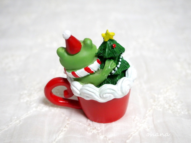 クリスマスカップケーキとカエル
