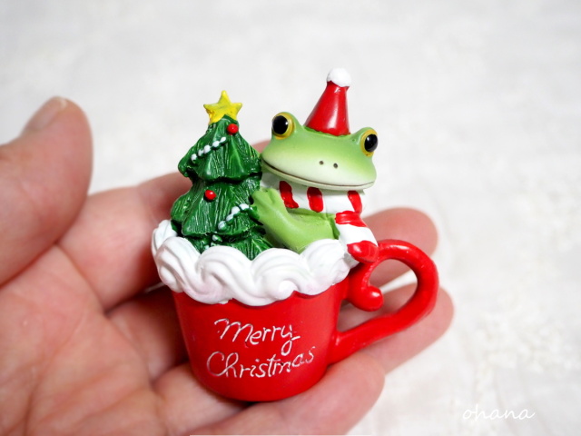 クリスマスカップケーキとカエル