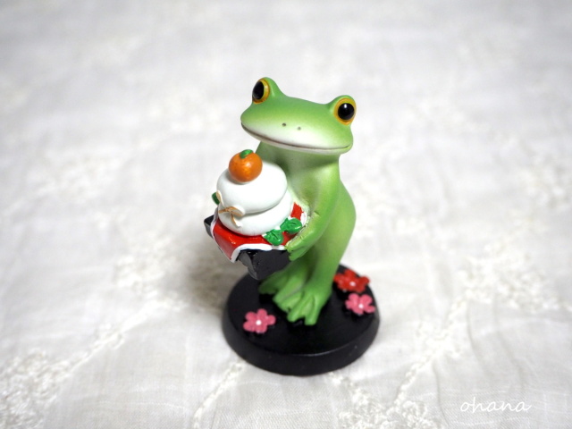 鏡餅を飾るカエル