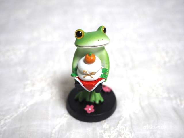 鏡餅を飾るカエル