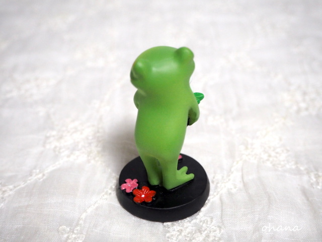 鏡餅を飾るカエル