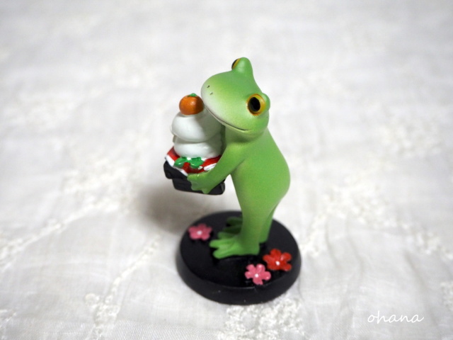 鏡餅を飾るカエル
