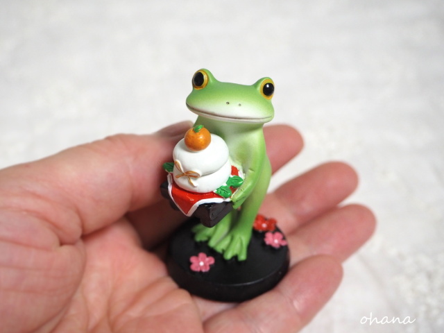 鏡餅を飾るカエル