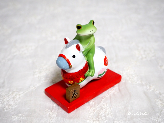 干支午にのるカエル