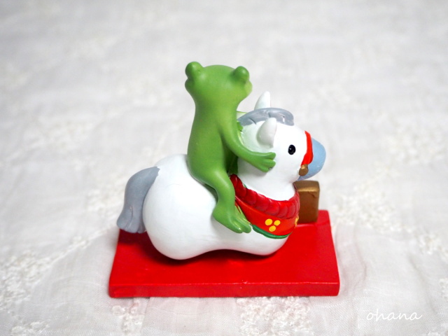 干支午にのるカエル