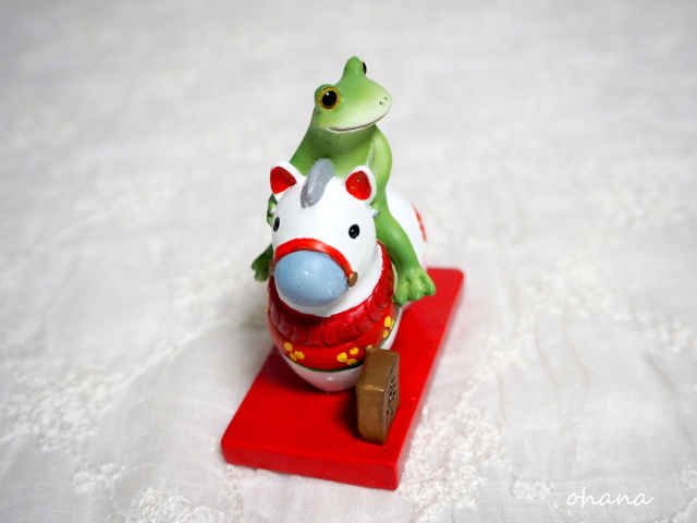 干支午にのるカエル