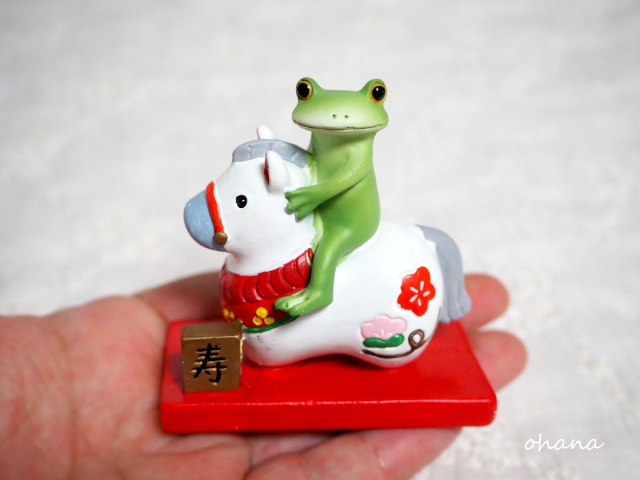 干支午にのるカエル