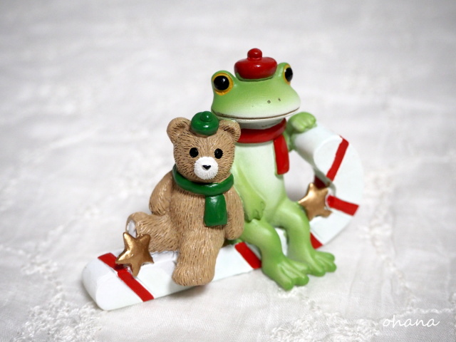 クリスマスステッキに乗るカエル