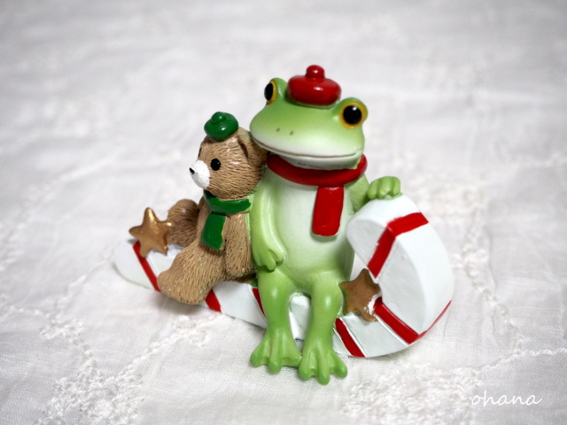 クリスマスステッキに乗るカエル
