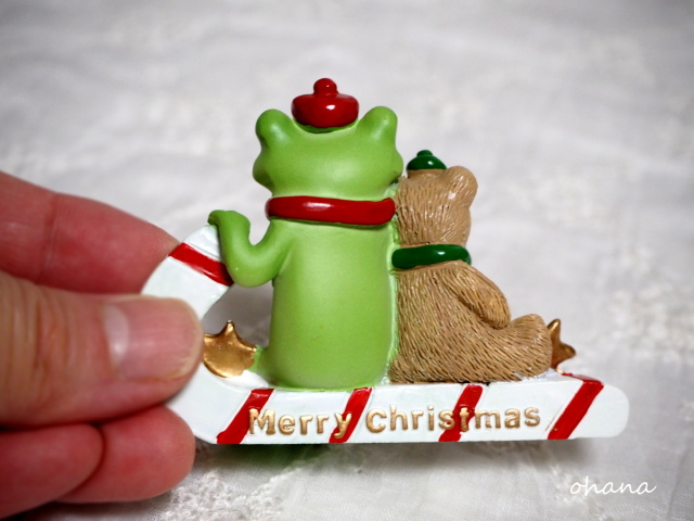 クリスマスステッキに乗るカエル