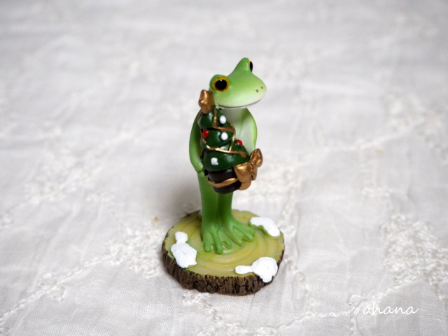 クリスマスツリーを持つカエル