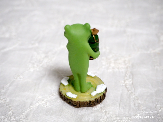 クリスマスツリーを持つカエル