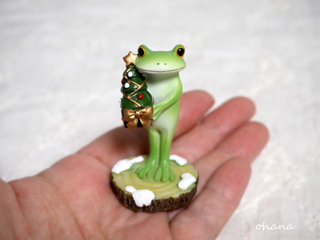 クリスマスツリーを持つカエル
