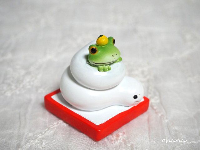 ヘビに巻かれるカエル
