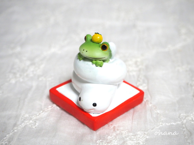 ヘビに巻かれるカエル
