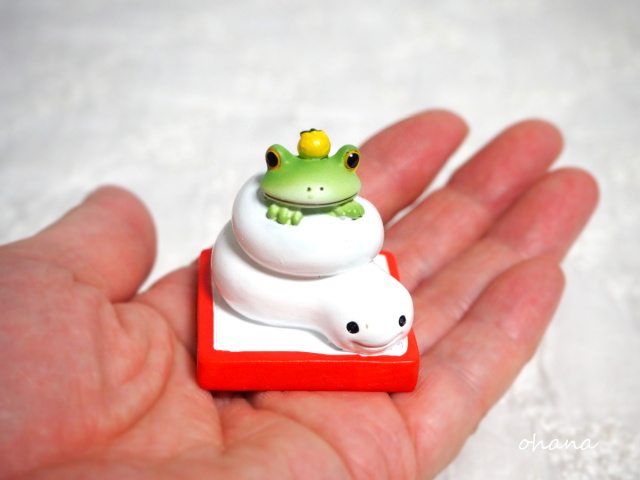 ヘビに巻かれるカエル