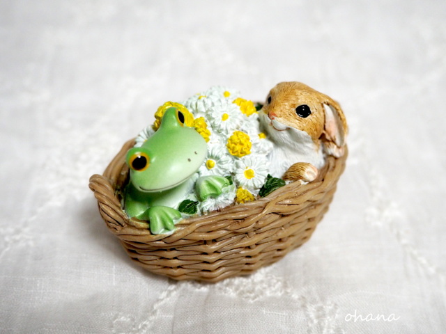 花かごの中のウサギとカエル