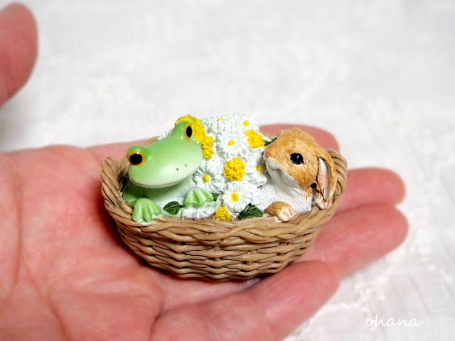 花かごの中のウサギとカエル