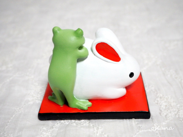 ウサギの置物とカエル