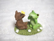 ちょうちょがとまったクマとカエル