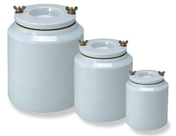 ポットミル機用ポット　（磁器玉つき）　顔料や釉薬原料などの粉砕・撹拌に