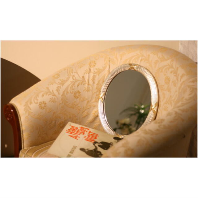 アンティークシルバー仕上げの小さな木製オーバルウォールミラー