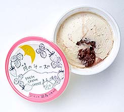 月のチーズのごろっと国産いちご