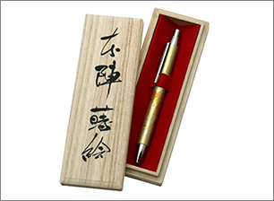 高級感あふれる桐箱入り