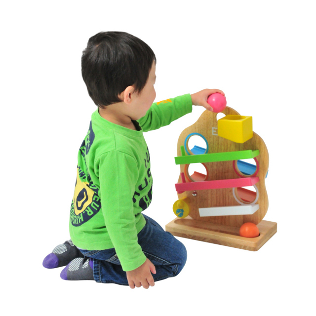 スリースロープで遊ぶ赤ちゃん