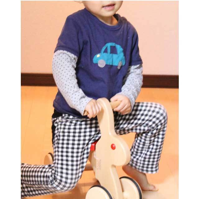 ラビットにまたがっている男子